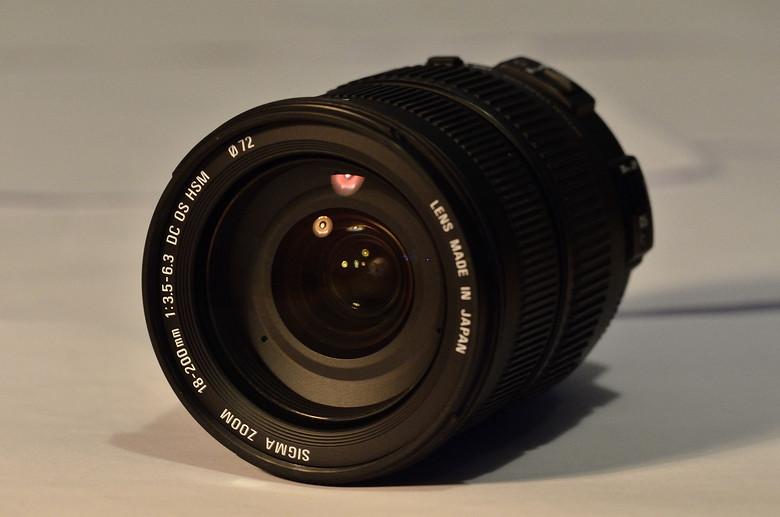  SIGMA 18-200 f3.5-f6.3 OS HSM ῵