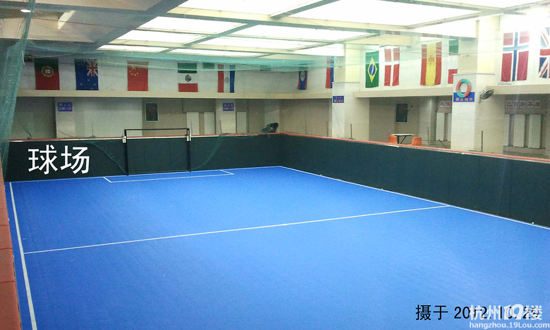 冬季踢球的好去处,市中心室内足球场(足球爱好