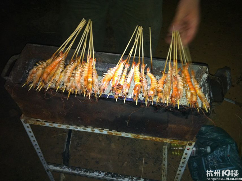 1117“遠(yuǎn)離血拼，逃離荒島”千島湖集體露營(yíng)放飛孔明燈活動(dòng)