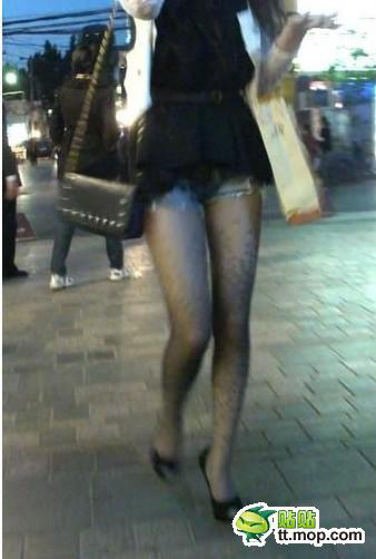 姐们真抗冻啊!街拍<em>灰丝美女</em>!-美女-养眼搞笑-杭