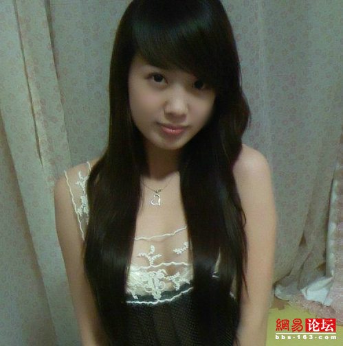 大学90后美女老师网络走红 网友戏称欲组团旁
