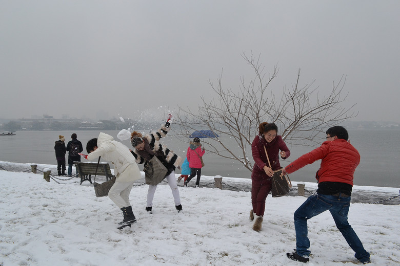 親們！走著，去斷橋打雪仗去