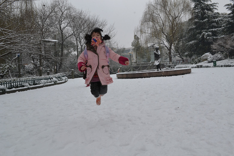 親們！走著，去斷橋打雪仗去