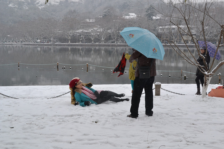 親們！走著，去斷橋打雪仗去