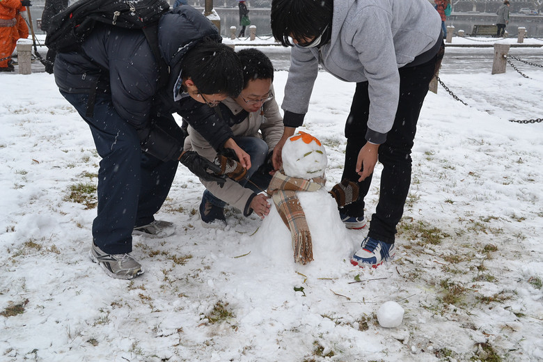 親們！走著，去斷橋打雪仗去