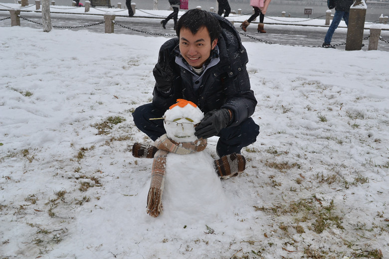 親們！走著，去斷橋打雪仗去
