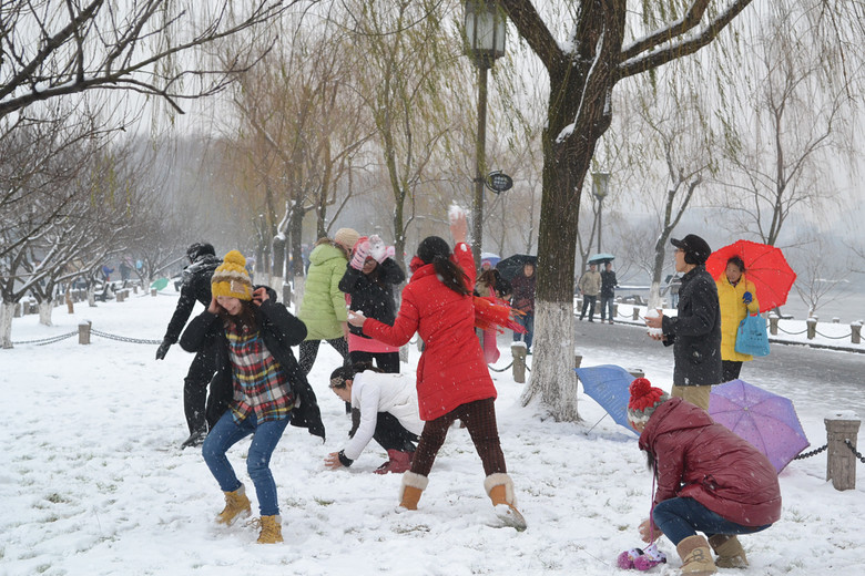 親們！走著，去斷橋打雪仗去