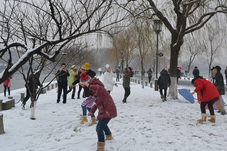 親們！走著，去斷橋打雪仗去