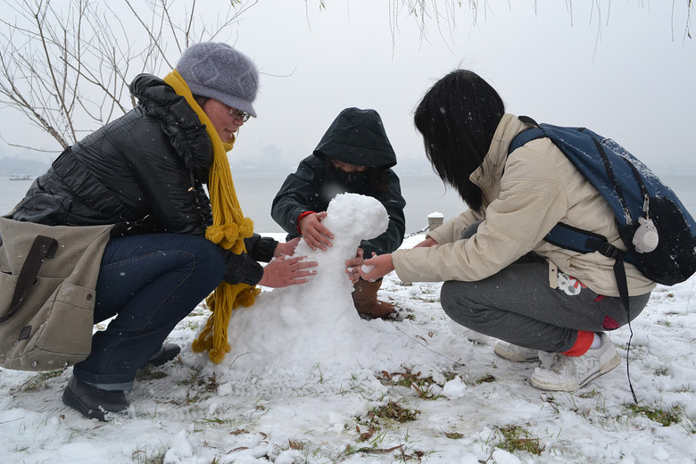 親們！走著，去斷橋打雪仗去