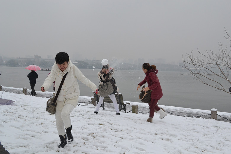 親們！走著，去斷橋打雪仗去