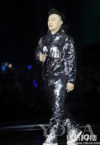  跨年演唱会 明星奇装异服挣眼球-时尚消费-台州