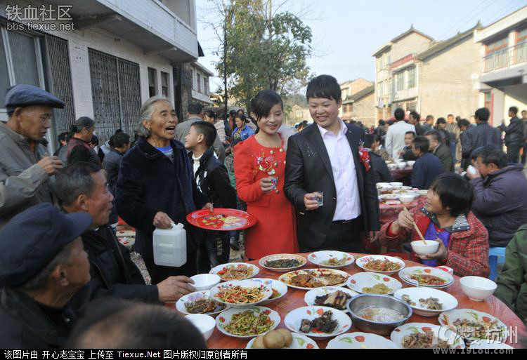 实拍贵州农村传统婚宴 现场杀猪 热闹非凡(组图