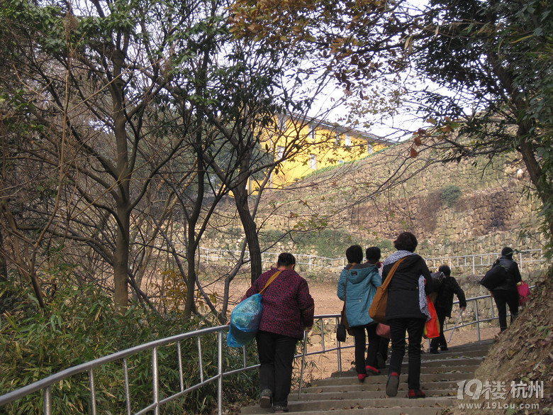 蕭山湘湖牛友群又來啦---健步在越王古道，深云禪寺間。