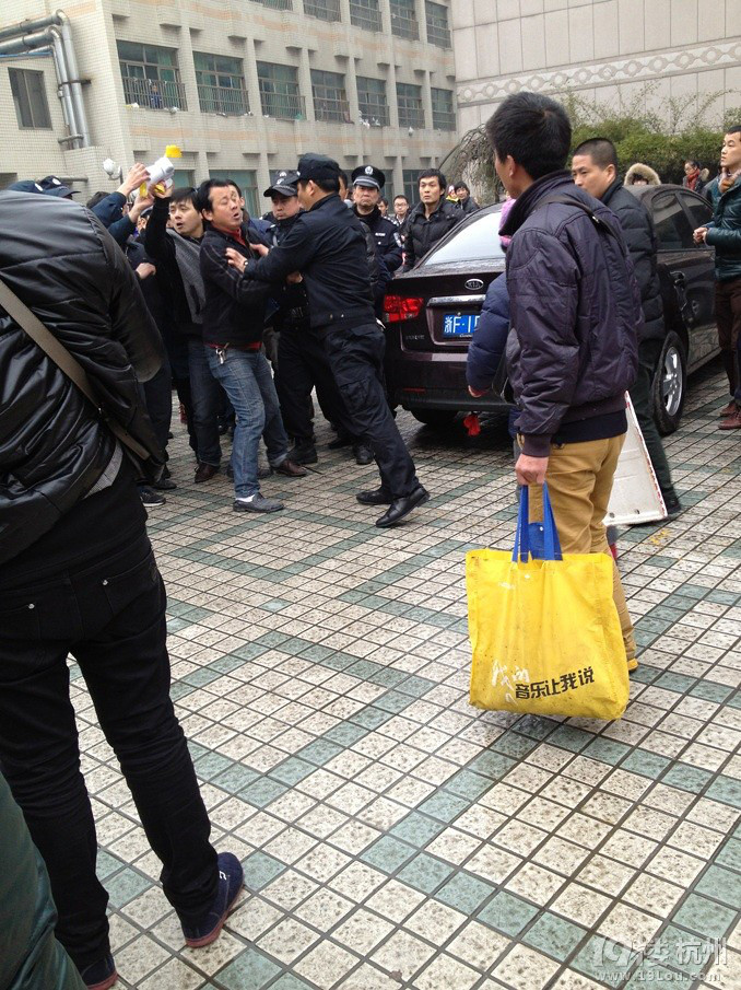 省儿保治死小孩保安竟将死者家属从住院部门口