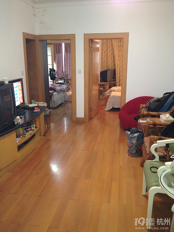 体育场路210号(市体育馆后面)朝南主卧单间出