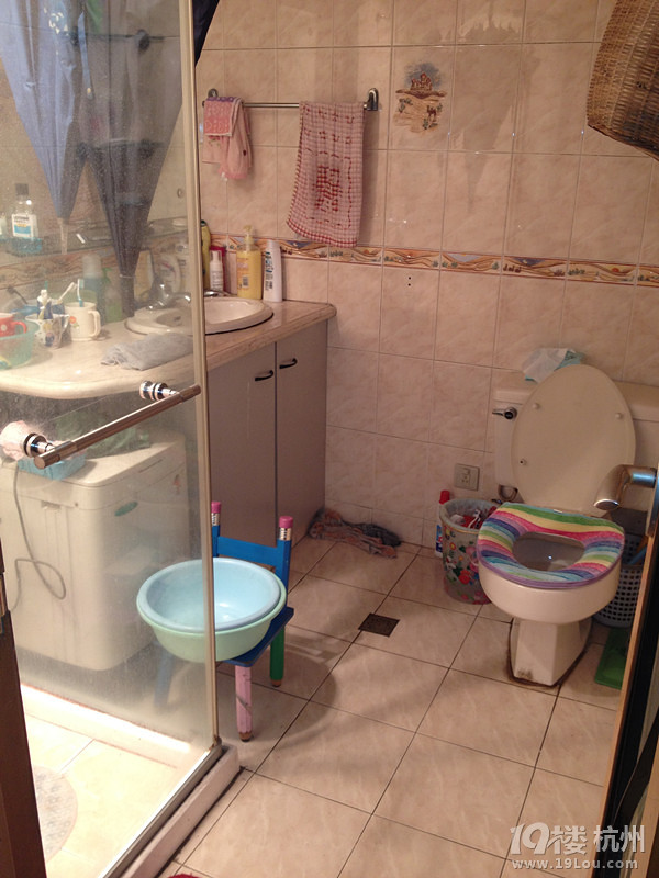 体育场路210号(市体育馆后面)朝南主卧单间出