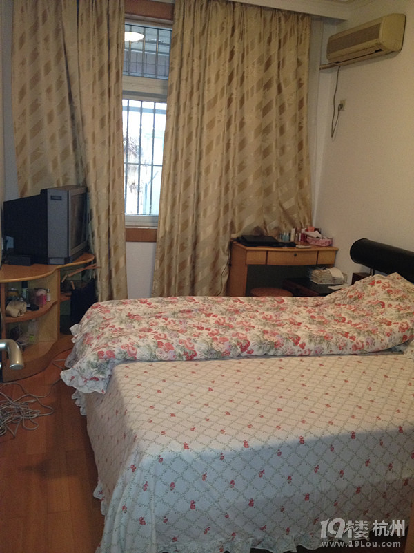 体育场路210号(市体育馆后面)朝南主卧单间出