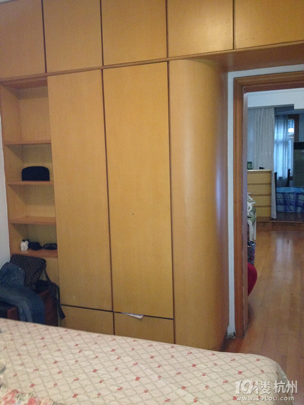 体育场路210号(市体育馆后面)朝南主卧单间出