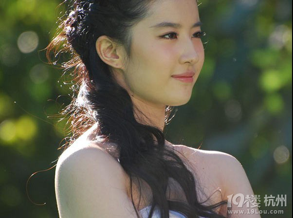 劉亦菲剪齊劉海變路人 發(fā)型對(duì)女人有多重要？