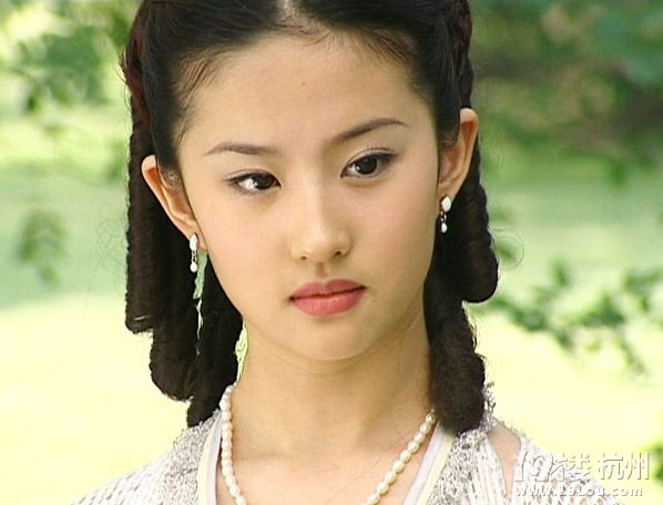 劉亦菲剪齊劉海變路人 發(fā)型對(duì)女人有多重要？