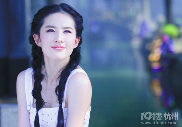 劉亦菲剪齊劉海變路人 發(fā)型對(duì)女人有多重要？