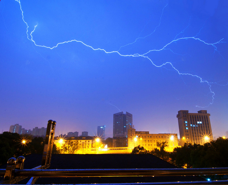 电闪雷鸣---春天的脚步声-边走边拍-杭州19楼