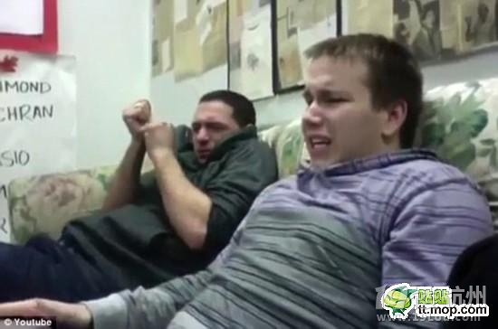 OMG男人看生孩子视频时的表情好像生孩子的