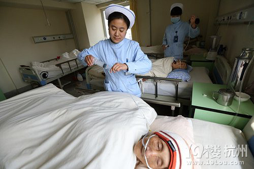 90后美女护士从事临终关怀 吸痰清粪不尴尬-健