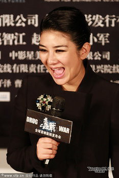  黄奕 产后 复出 下巴丰腴 身材未恢复手捂小腹(图