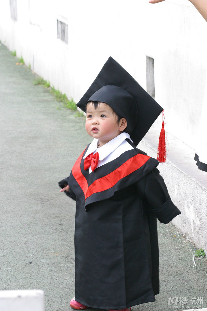 人家兩歲就博士服了，我還得混幾年