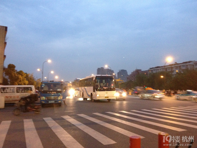 拱墅区余杭塘路与学院路交叉口无证摊贩乱停车