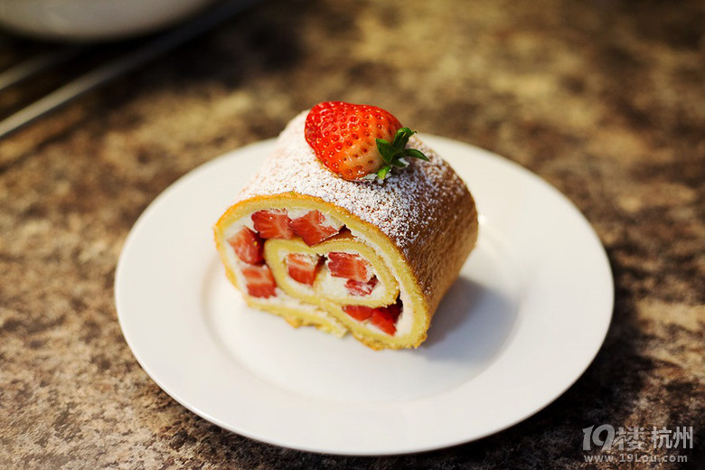 N - Fresh Strawberry Swiss Roll rݮʿ