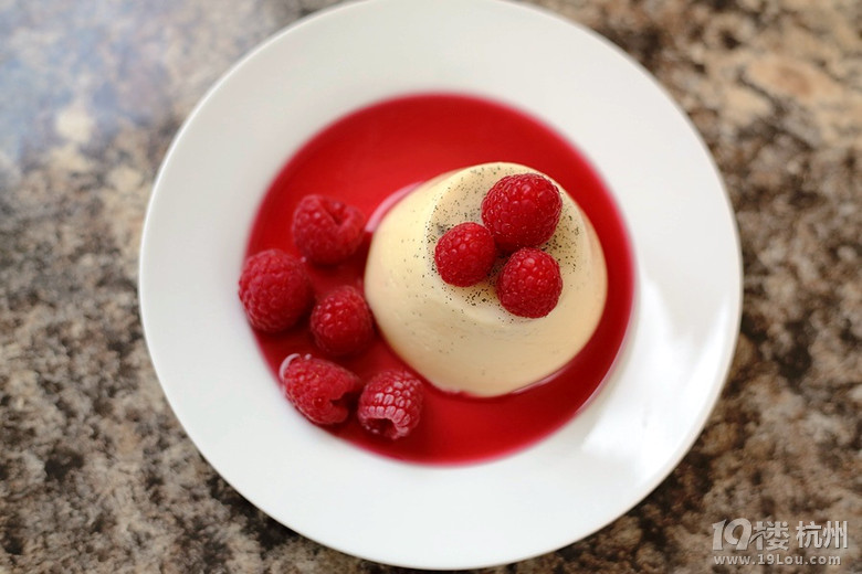 N - rʽ̃ - Panna Cotta in Ruby sauce