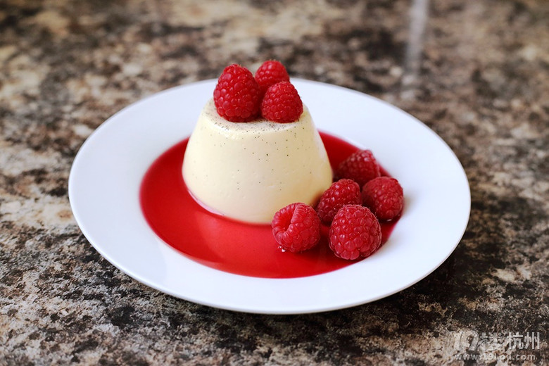 N - rʽ̃ - Panna Cotta in Ruby sauce