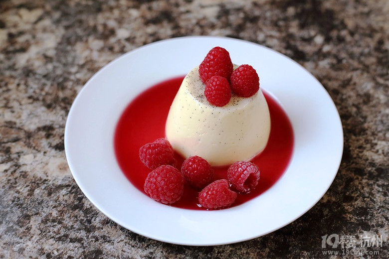 N - rʽ̃ - Panna Cotta in Ruby sauce