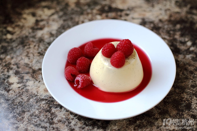 N - rʽ̃ - Panna Cotta in Ruby sauce