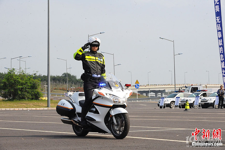 给杭城所有奋战在第一线的交警同志们敬礼,你