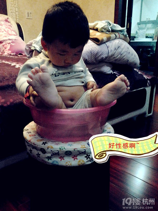 刚刚相差两岁的虎女和龙子,很搞笑哦