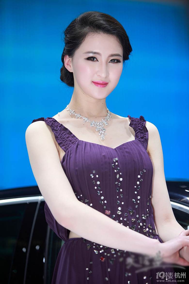上海车展美女车模争奇斗艳 车模斗艳爆乳露背