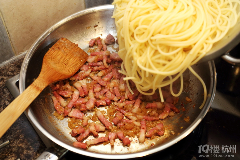 N ֥ʿ Spaghetti with Eggs, Bacon &amp; Cream