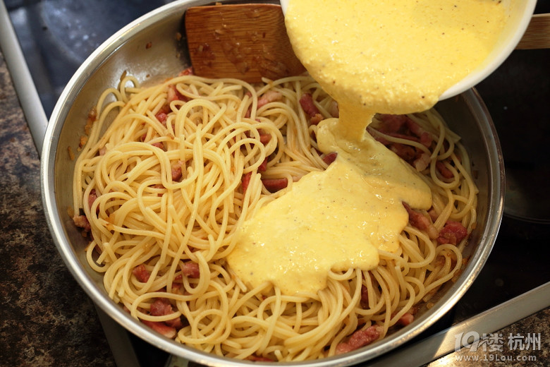 N ֥ʿ Spaghetti with Eggs, Bacon &amp; Cream