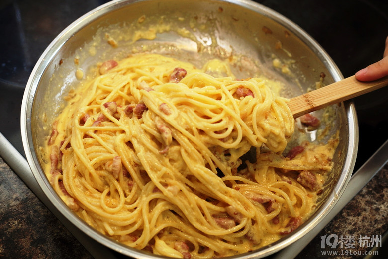 N ֥ʿ Spaghetti with Eggs, Bacon &amp; Cream