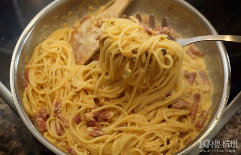 N ֥ʿ Spaghetti with Eggs, Bacon &amp; Cream