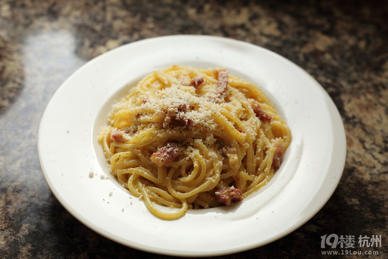 N ֥ʿ Spaghetti with Eggs, Bacon &amp; Cream