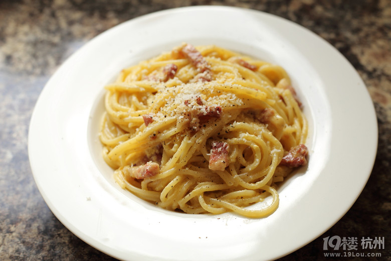 N ֥ʿ Spaghetti with Eggs, Bacon &amp; Cream