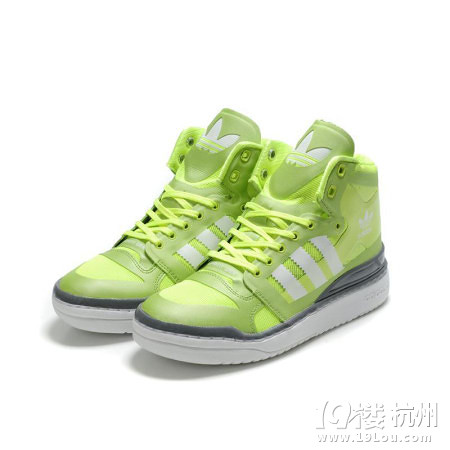 这双三叶草鞋该搭配什么颜色的裤子好看?推荐