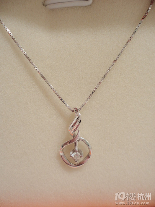 晒母亲节的礼物,拿定制Galaday尊贵龙纹手包 