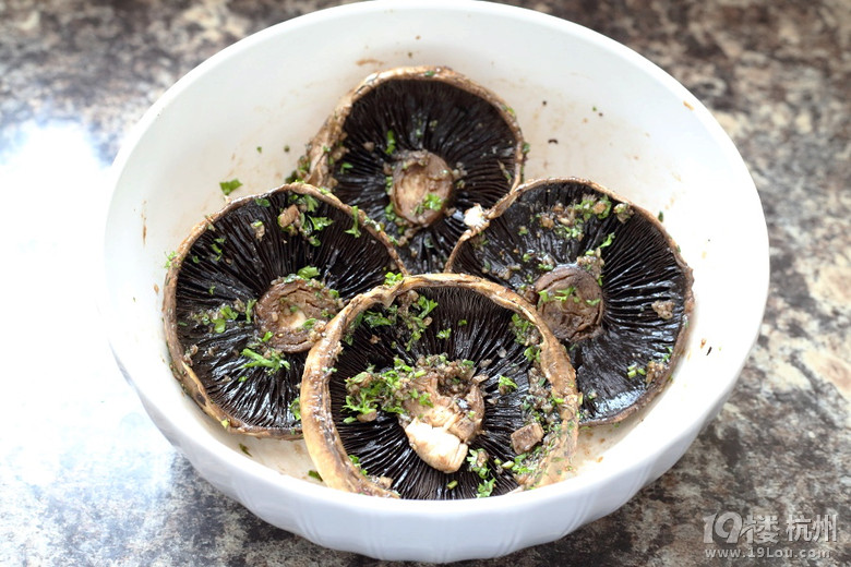 N зhĢK Crabmeat with Portobello Mushroom