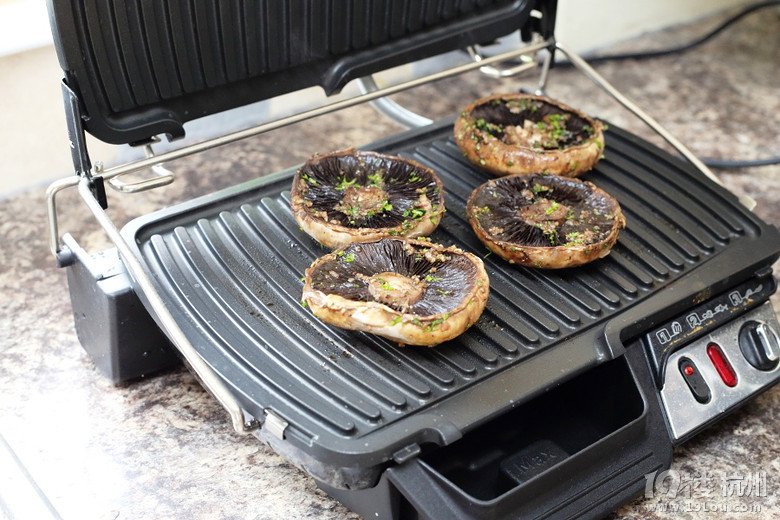 N зhĢK Crabmeat with Portobello Mushroom