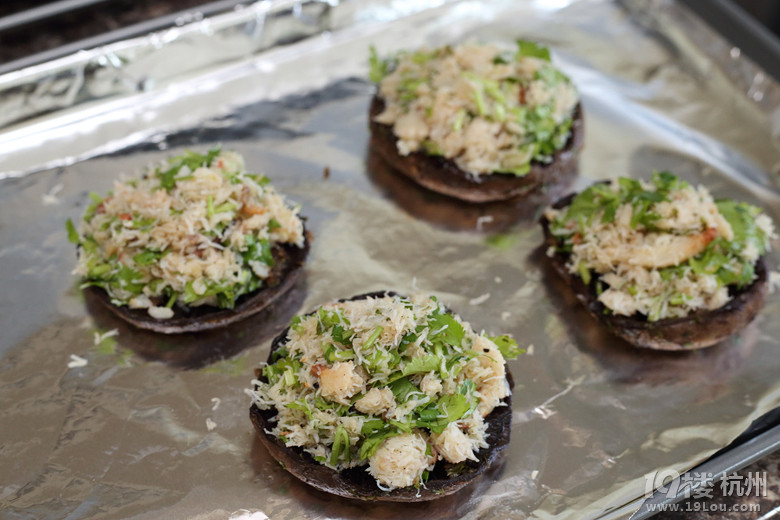 N зhĢK Crabmeat with Portobello Mushroom